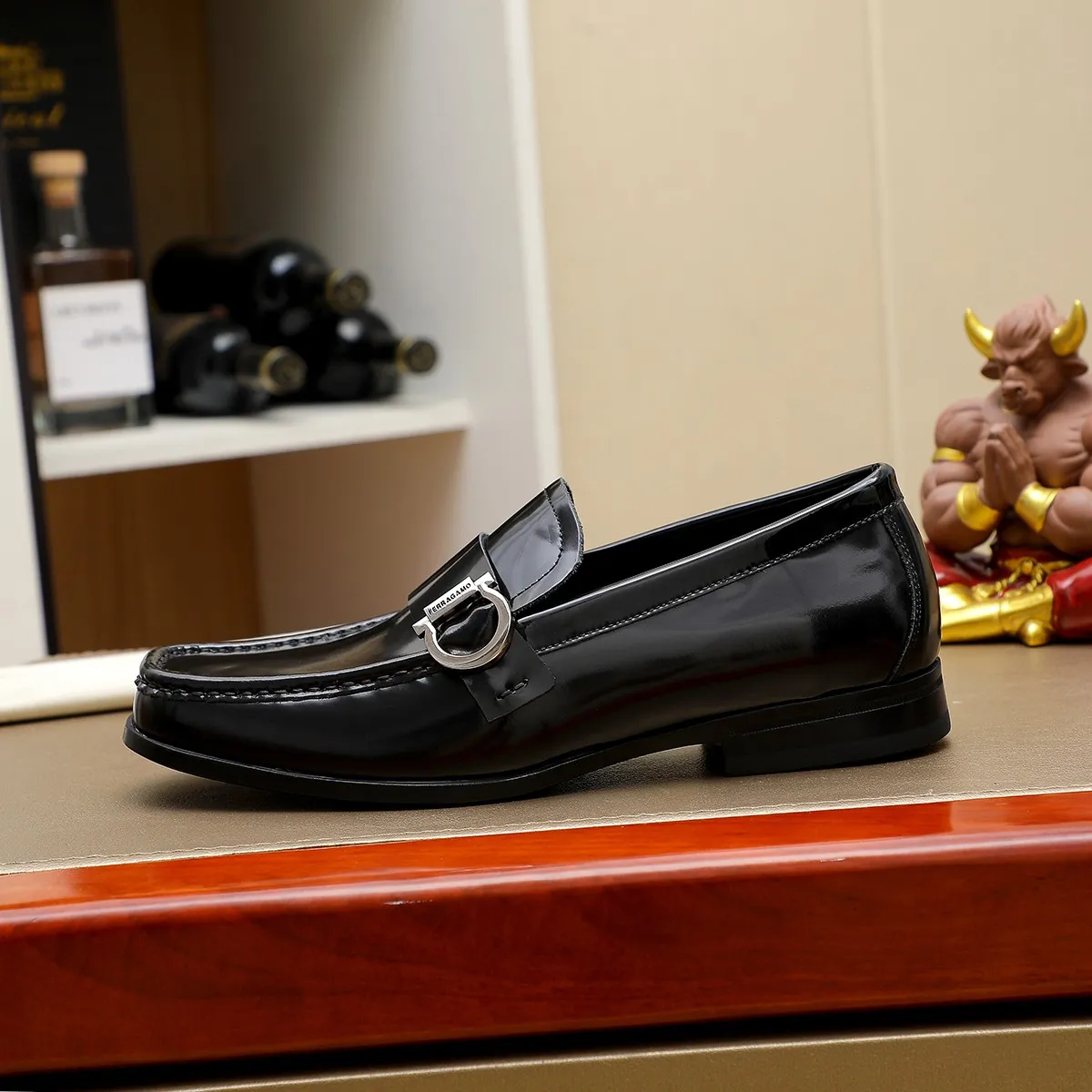 Men's shoes 💰460 🔥 Ferragamo new men's casual slip-on shoes 🇨🇳 Official website original 1:1 mold, original quality 💯 fine workmanship, high-end luxury ☘ The upper is made of imported Italian first-layer cowhide 🌴 Luxurious water dyeing 🐂 Leather lining 🍓 Rubber wear-resistant and non-slip outsole, breathable and comfortable to wear 🍍 The first choice for high-taste men, color optional! Code number 38-44 (45.46. Customized)